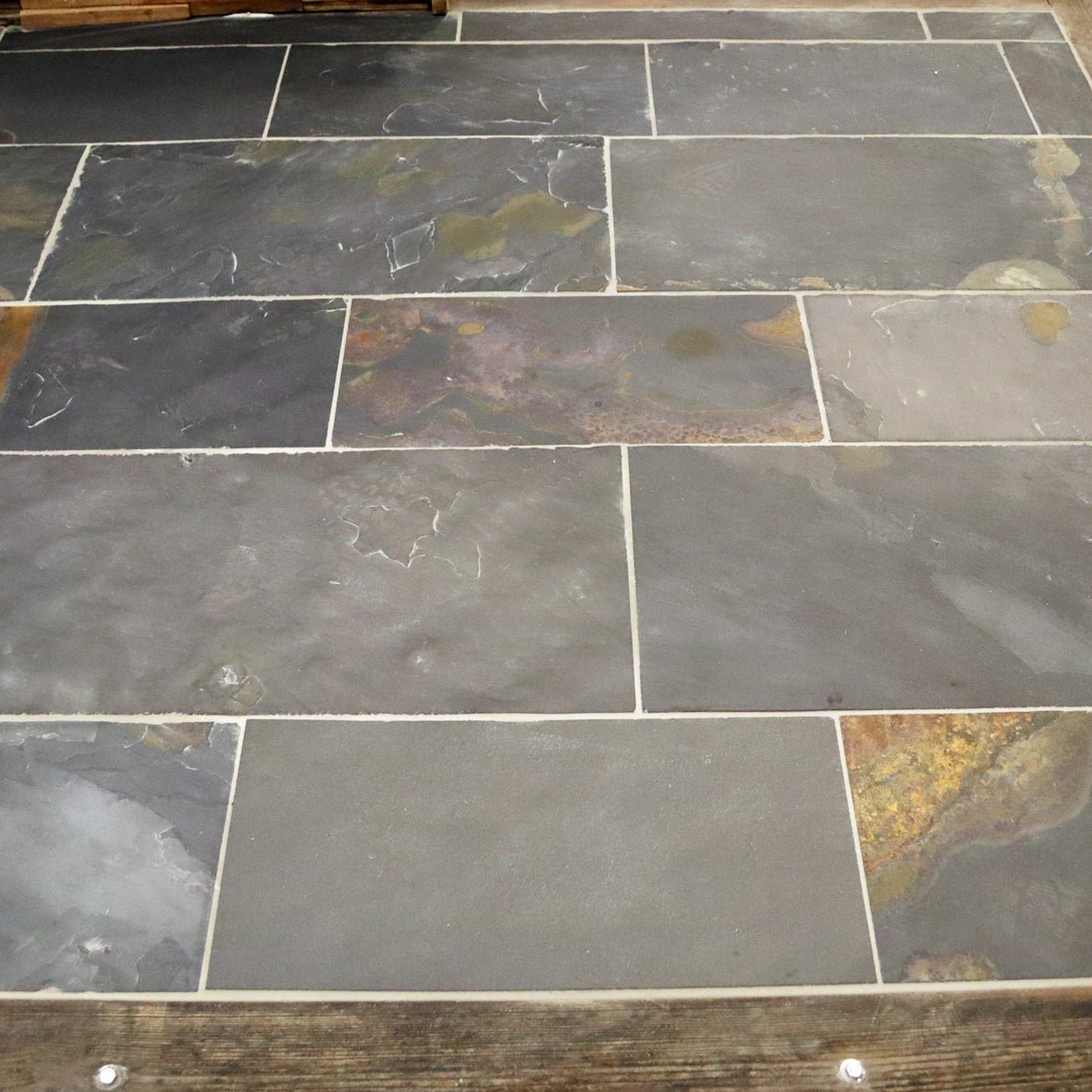 Schieferfliesen Muster OYSTER von Muster, natürliche graue und blaue Schieferoberfläche, ideal für Wand- und Bodenbeläge.
