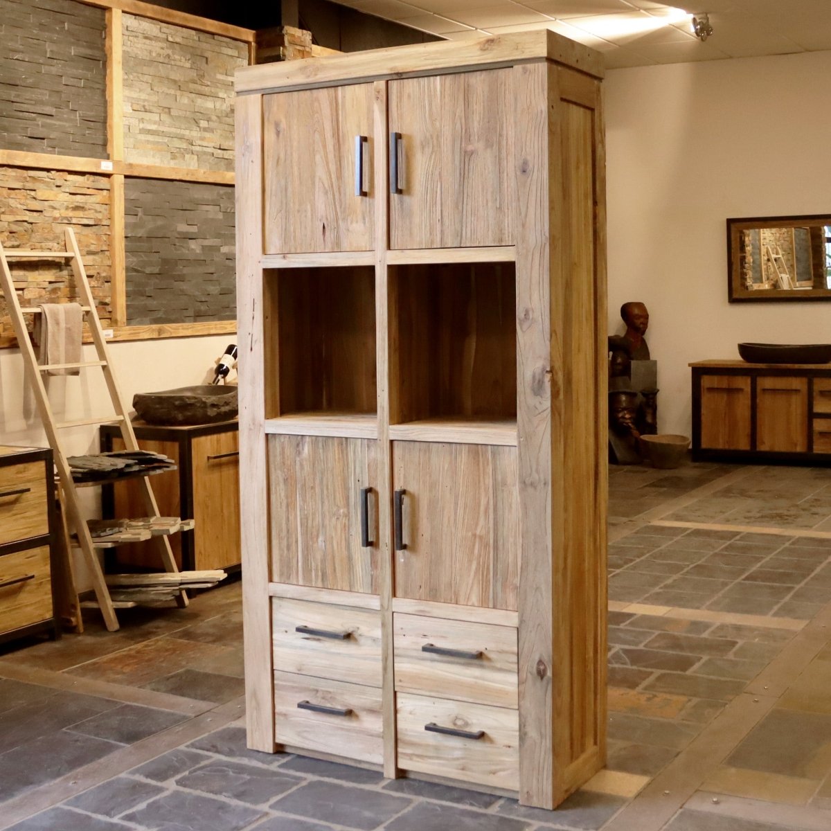 Großer Bad-Hochschrank von TAMAR aus recyceltem Holz, stilvolle Badgestaltung, Modell 8, sichtbare Türen und Holzstruktur