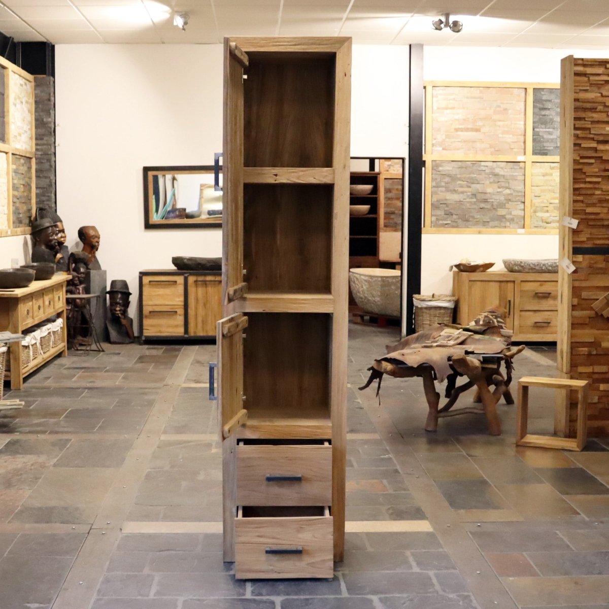 Naturbelassener Teakholz Hochschrank für Badezimmer, robustes Badmöbel von TAMAR, Modell 6, mit sichtbaren Holzstrukturen