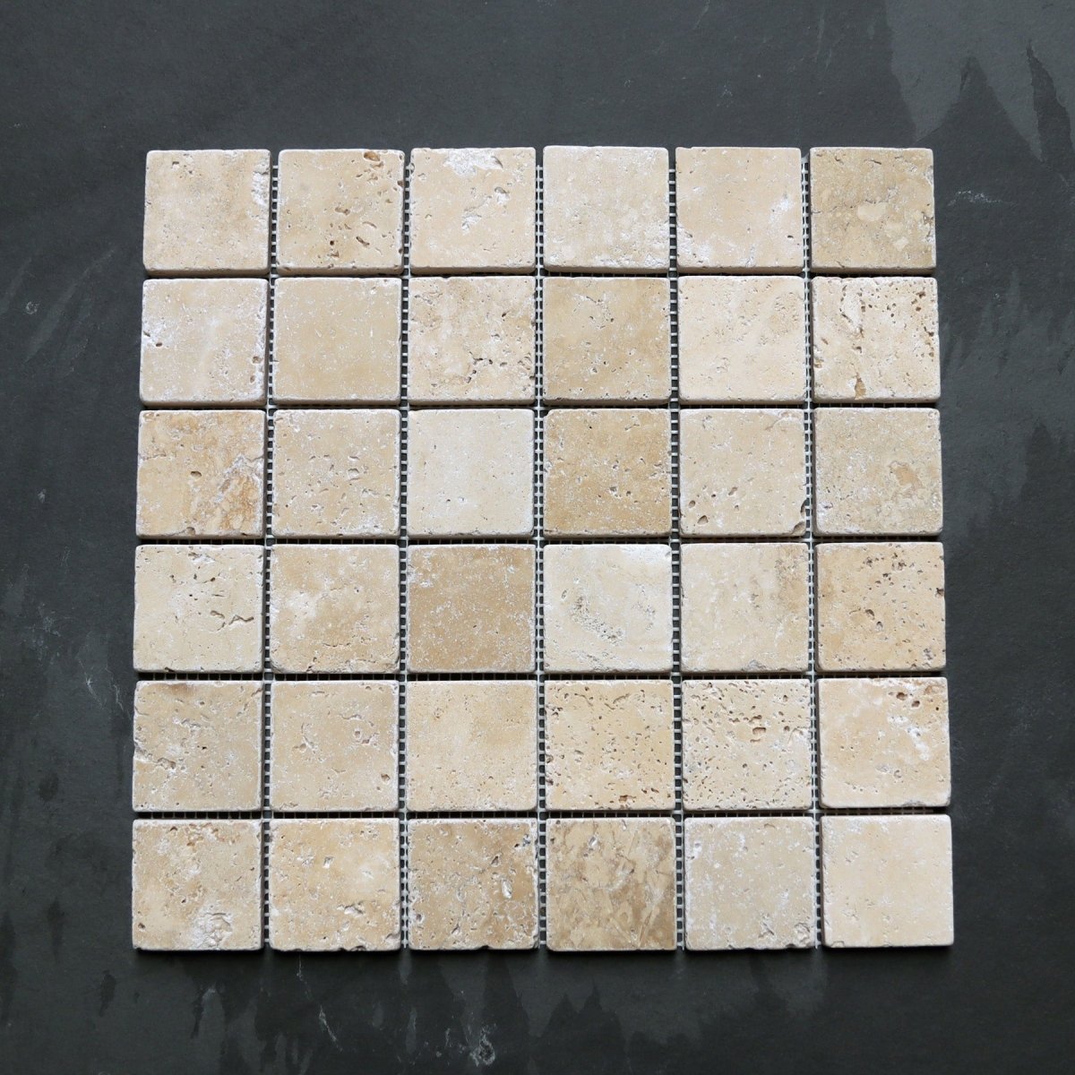 Naturstein Mosaikfliesen aus Travertin von TRAVERTIN LIGHT MEDIUM, 4,8 x 4,8 cm, mit warmen Naturtönen und strukturiertem Oberfläche.