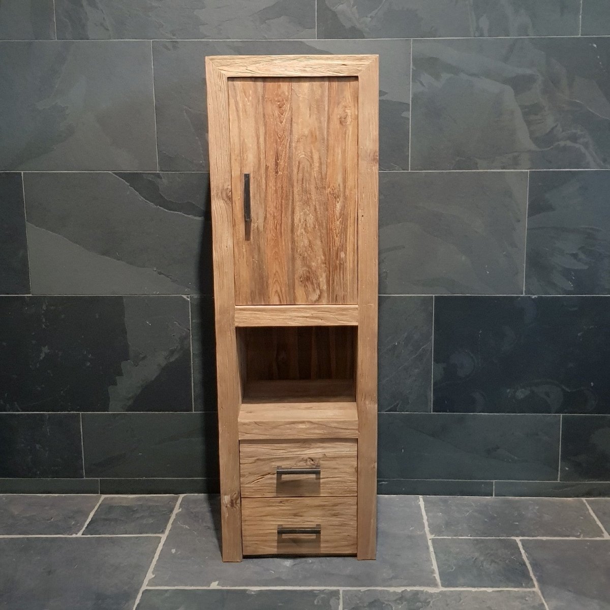 Hochschrank aus Teak für Badgestaltung, funktionales Design, TAMAR Marke, moderne Badmöbel mit natürlichem Holzfinish