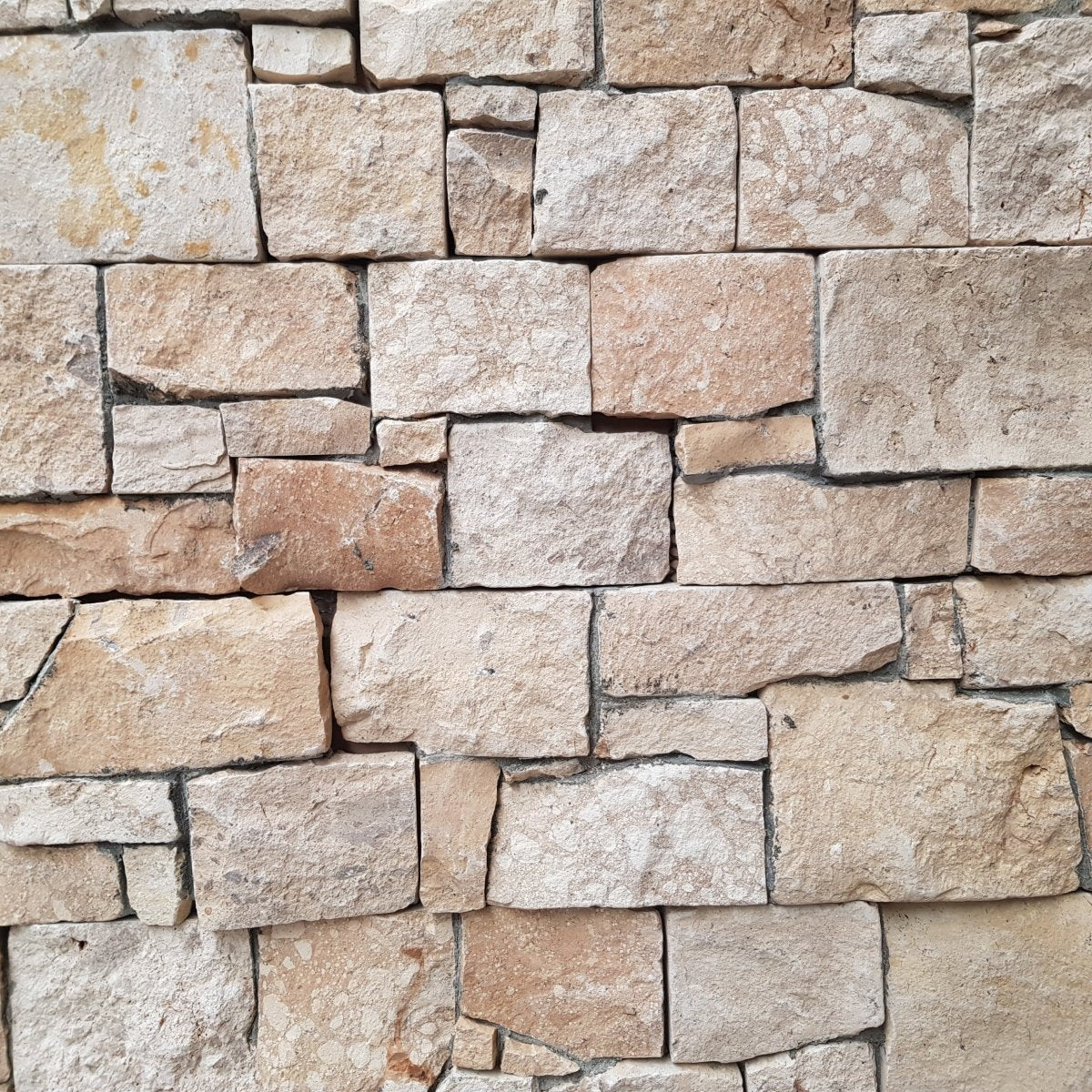 Muster Rocks Verblender in Beige aus Naturstein, Sichtmuster mit rustikaler Oberfläche für Wandgestaltung