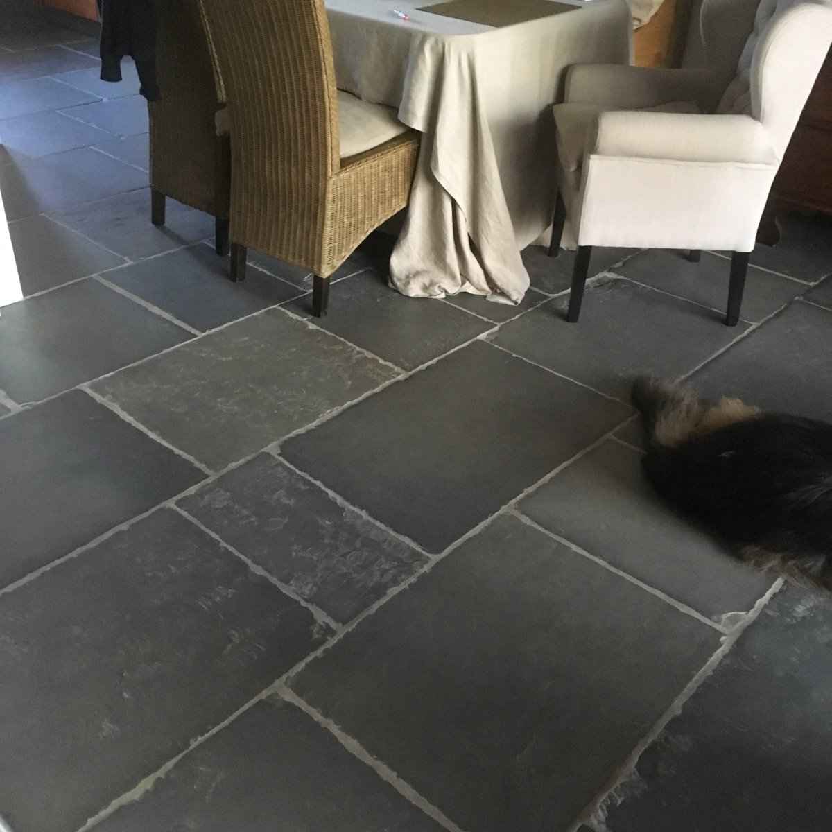 Sandsteinfliesen von CHATEU GRIS, Natursteinfliesen mit rustikaler Oberfläche, ideal für Boden- und Wandbeläge.