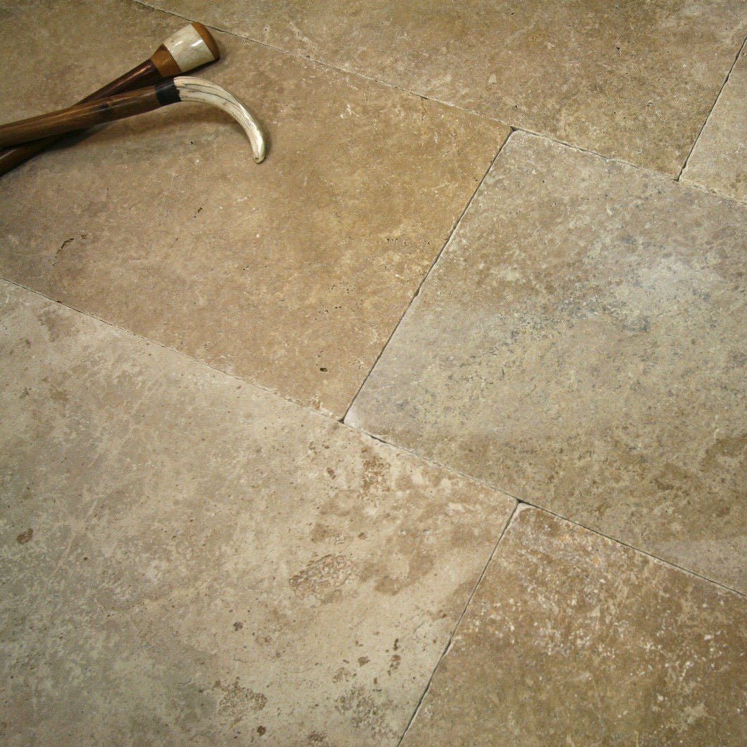 Dunkle Travertin Terrassenplatten von TRAVERTIN DARK MIX, Naturstein für elegante Außenflächen, sichtbar auf dem Produktbild.