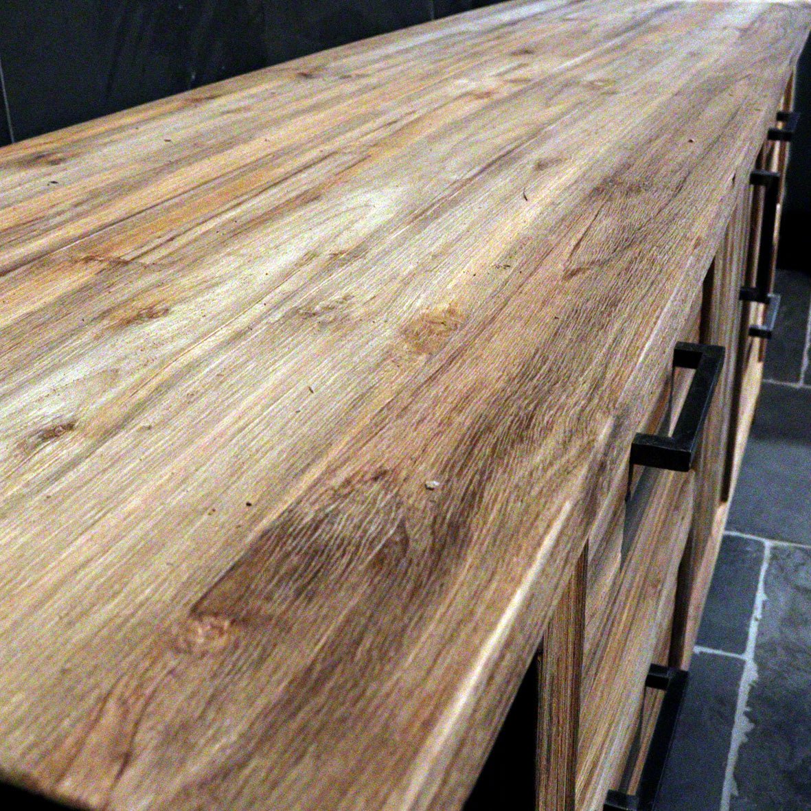 Badezimmermöbel mit Waschbeckenunterschrank aus recyceltem Holz von BINTAN, moderne Badgestaltung, natürliche Materialoptik