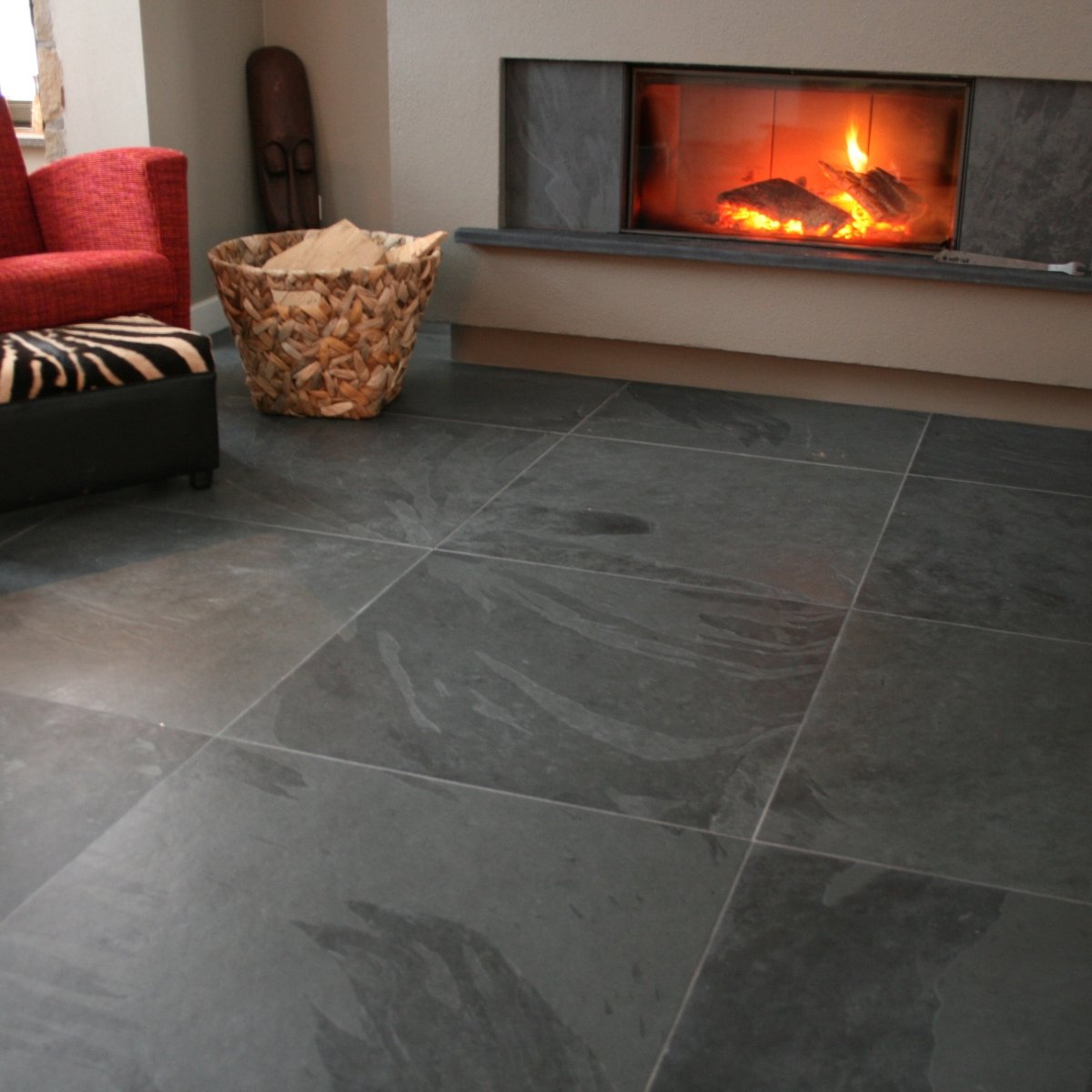 Schieferfliesen von Mustang Black Slate in verschiedenen Formaten, natursteinartige Fliesen für Wand und Boden.