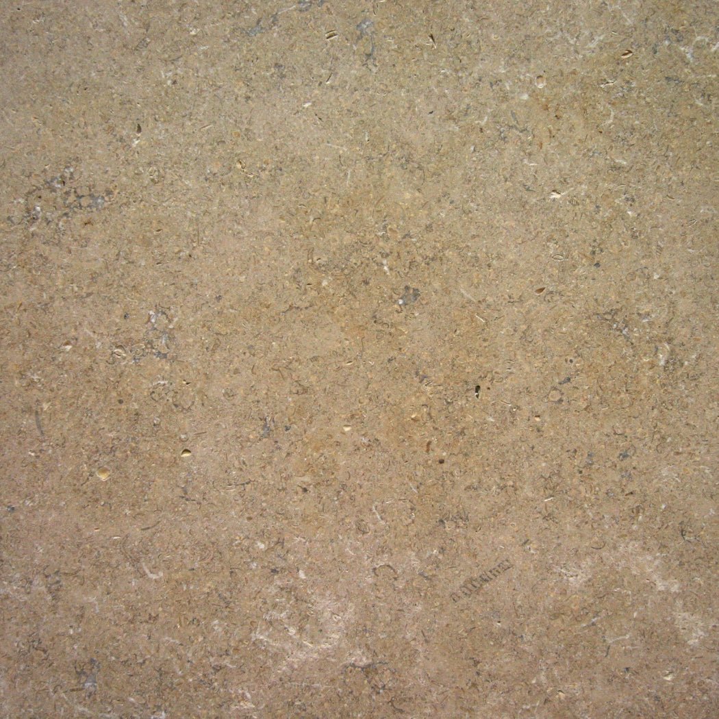 Getrommelte Kalksteinfliesen von SINAI PEARL, naturbelassene Fliesen aus Naturstein mit rustikaler Oberfläche.
