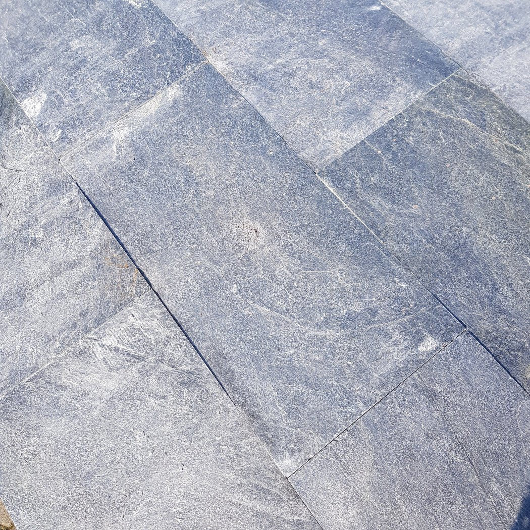 Terrassenplatten aus Quarzit Silver Grey, Naturstein, detailreiche Oberfläche, ideal für elegante Terrassen im Außenbereich