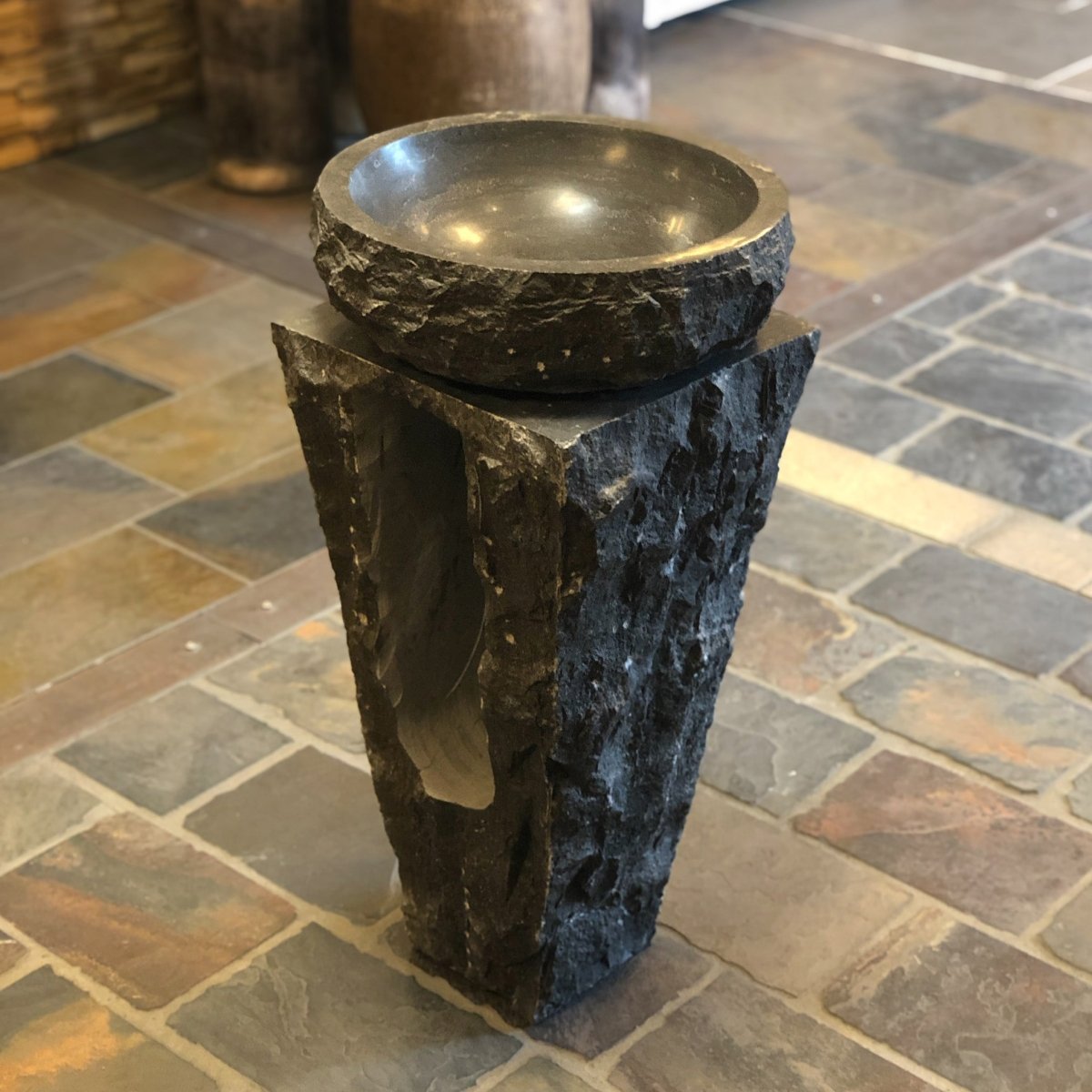 Anthrazitfarbene Waschbeckensäule Pilar aus Kalkstein mit rundem Aufsatzbecken