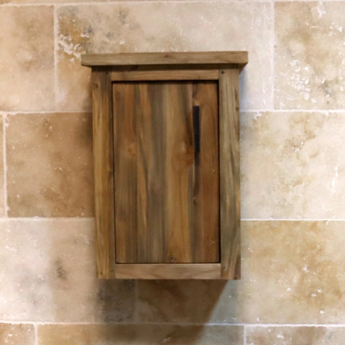 Kompakter Bad Hängeschrank aus recyceltem Teakholz von Gamai, 41 x 23 x 58 cm, moderne Badgestaltung