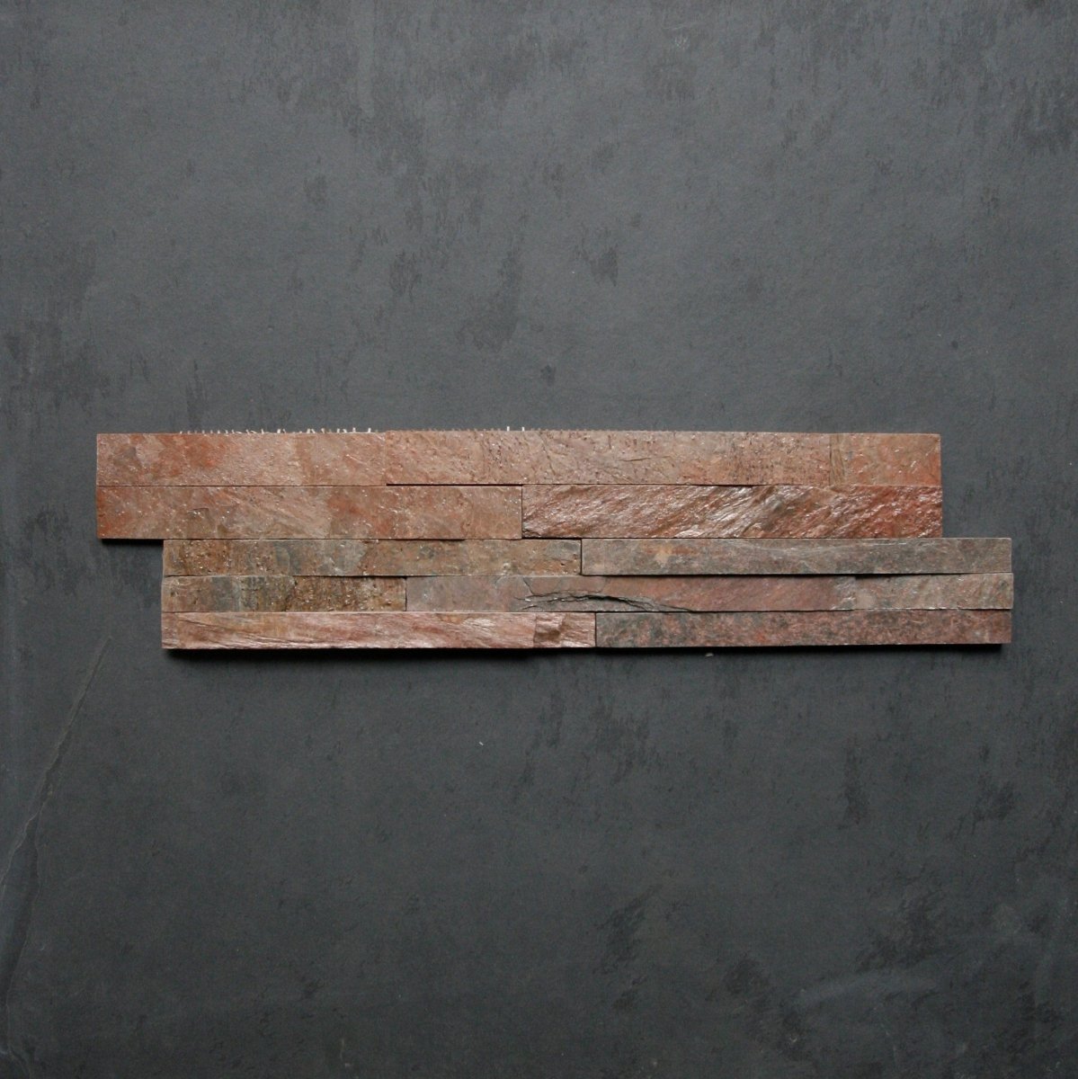 Quarzit Copper Naturstein Verblender Muster, strukturierte Oberfläche in warmen Kupfertönen, für stilvolle Wandgestaltung.
