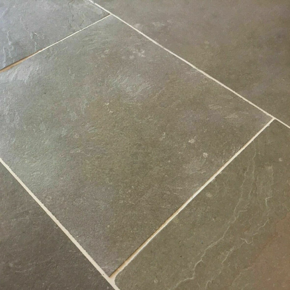 Gespaltene und gebürstete Kalksteinfliesen von CHATEAU TAUPE, Naturstein, für elegante Boden- oder Wandgestaltung.