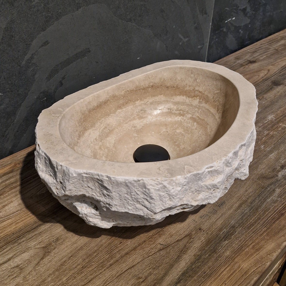Grober Travertin Aufsatzwaschbecken von WAVE, naturstein, für Badgestaltung in verschiedenen Größen, handgefertigt, robustes Design