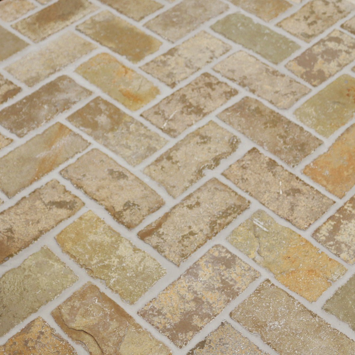Naturstein-Kalksteinfliesen von CHATEAU JAUNE, rustikale Fliesen mit natürlicher Textur und warmen Farbtönen.