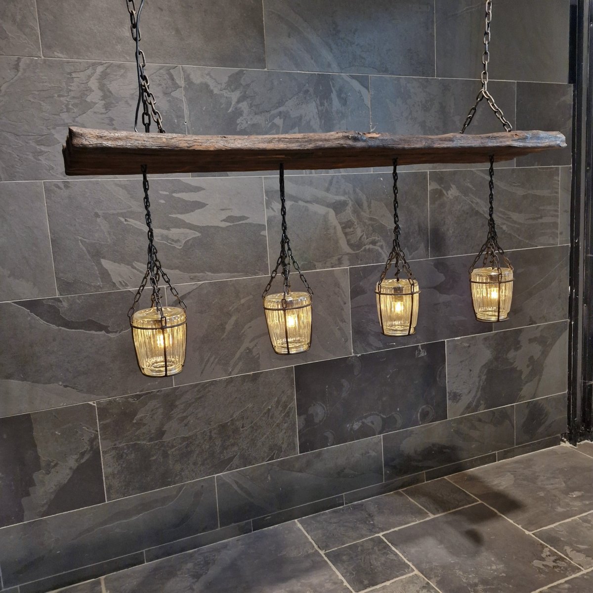 Hängelampe aus Glas für Badgestaltung, elegante Beleuchtungslösung mit modernem Design, sichtbar in der Abbildung.
