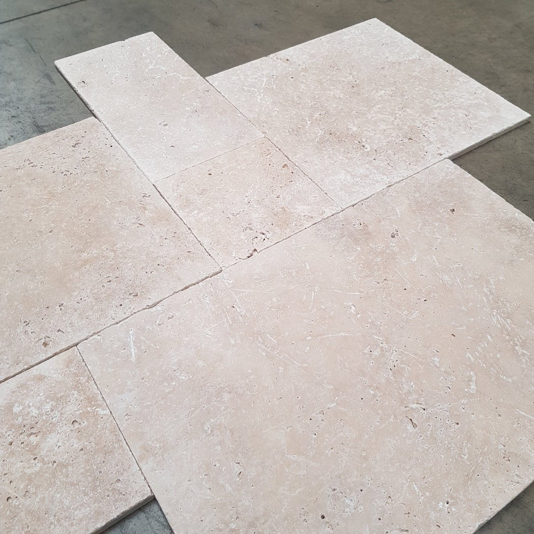 Getrommelte Travertin Fliesen von TRAVERTIN LIGHT, naturbelassene Natursteinfliesen mit strukturierter Oberfläche.