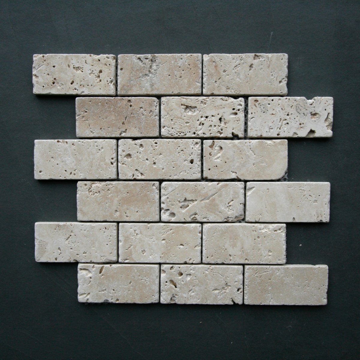 Mosaikfliesen aus Travertin Naturstein, 10 x 4,8 cm, von TRAVERTIN LIGHT MEDIUM, detailreiche Oberflächenstruktur.