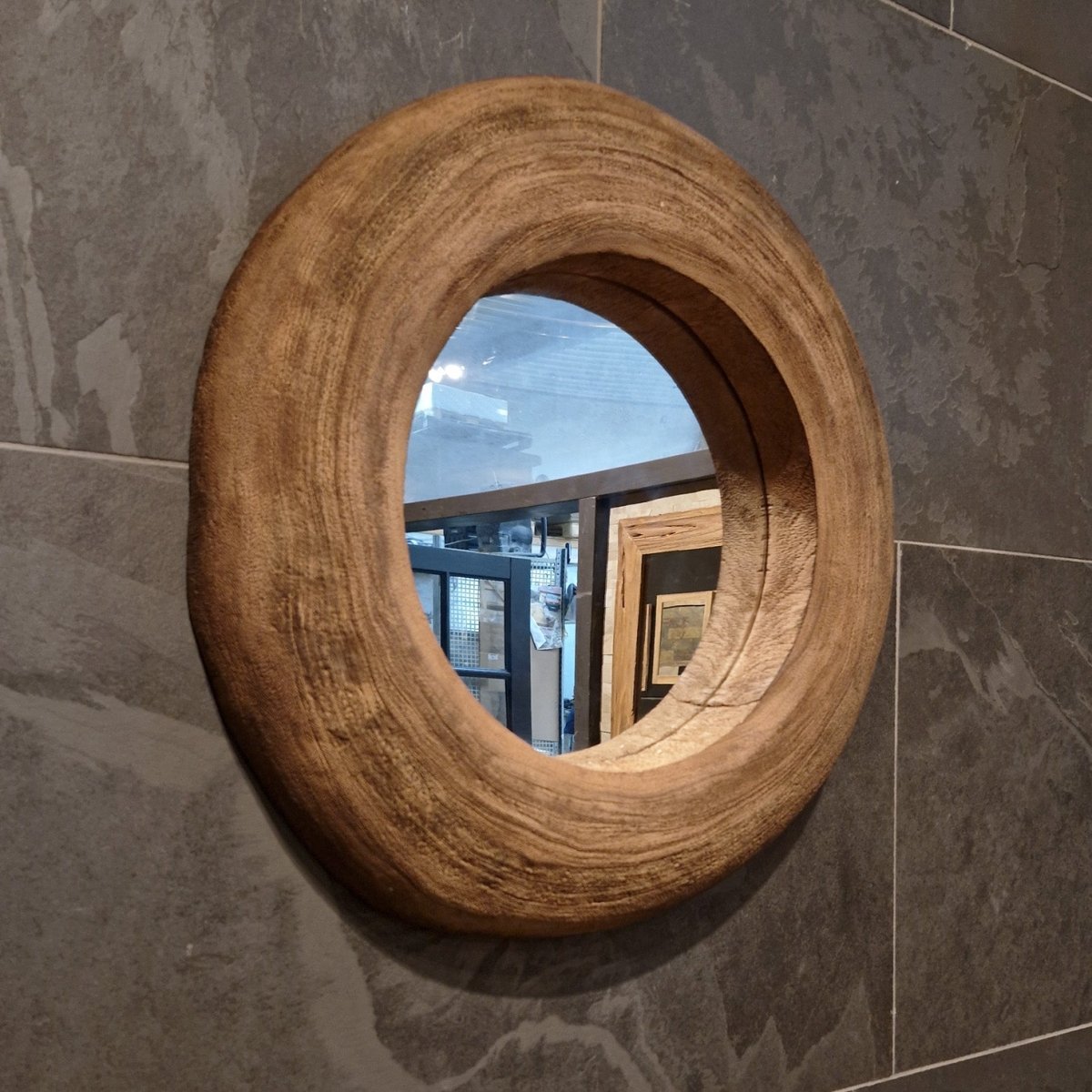 Recycelter Badspiegel aus Teakholz, runder Wandspiegel mit Ø 55 cm und 7 cm Tiefe, modernes Badezimmerdesign