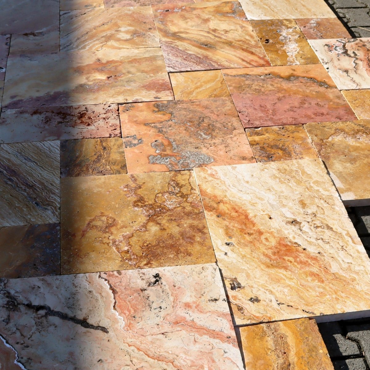 Muster für Terrassenplatten aus Travertin Scabas Antik Gold, gezeigtes Muster mit goldfarbenen, antik wirkenden Natursteinplatten