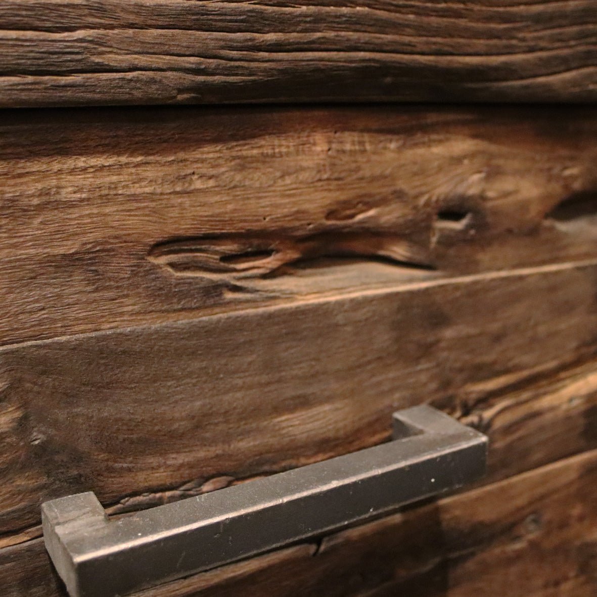 Massivholzzahlschrank für Bad aus Altholz, rustikale Eleganz, TAMAR Model 4, langlebige Badgestaltung aus Naturholz.