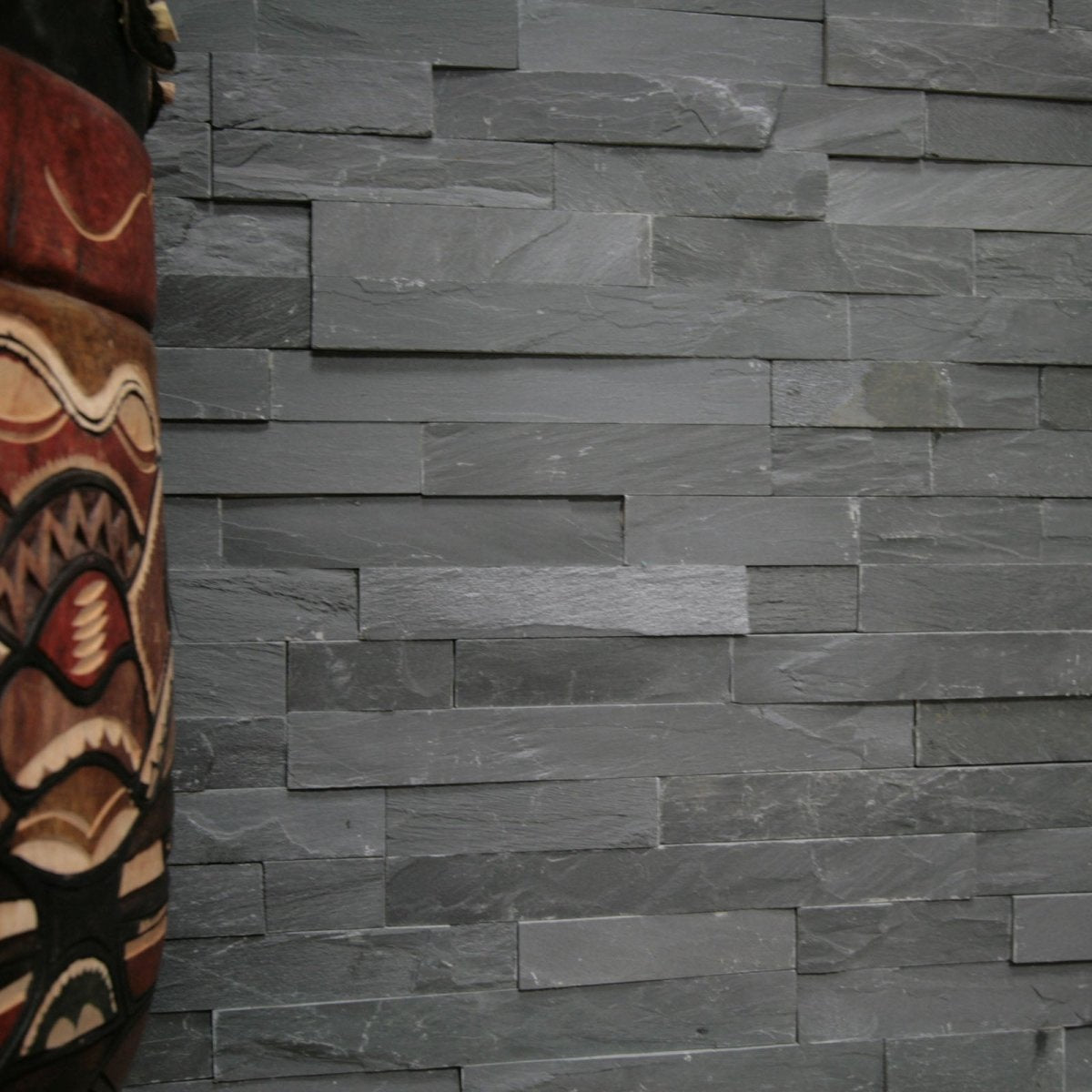 Muster Naturstein Verblender aus Schiefer in Grau, detailreiche Textur, ideal für Wandgestaltung und Dekoration, von Muster.