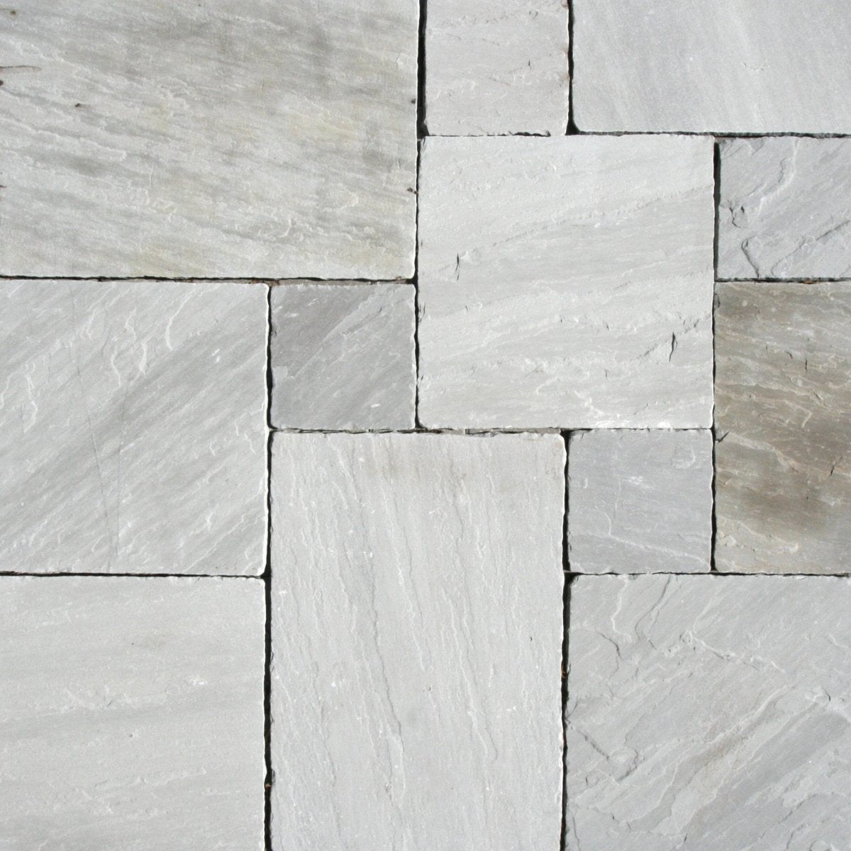 Sandstein-Terrassenplatten in Grau von SANDSTEIN GREY, natürliche Naturstein-Designs für Terrasse, Bodenbelag oder Außenbereich.