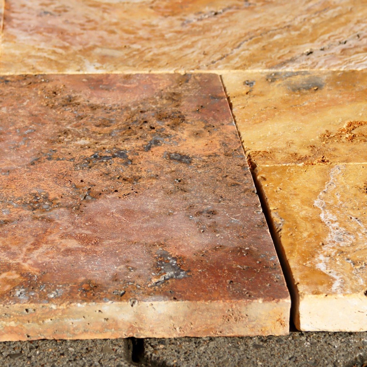 Muster für Terrassenplatten aus Travertin Scabas Antik Gold, natürliche goldene Farbvariation, detailreiche Oberflächenstruktur.