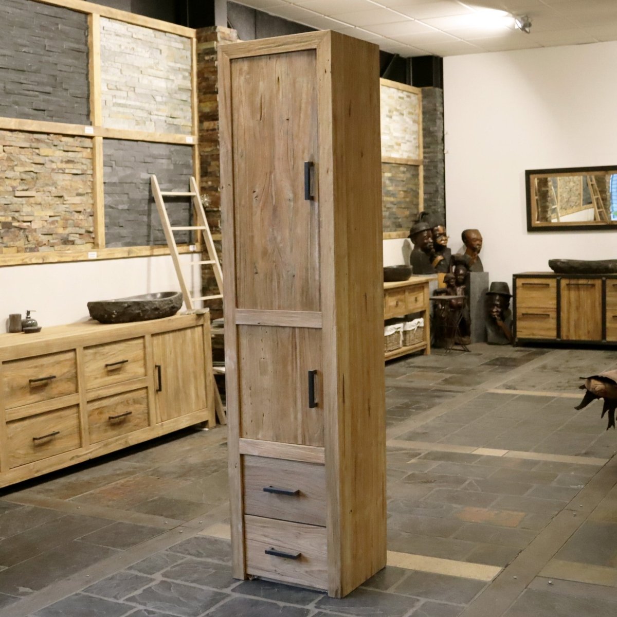 Naturbelassener Teakholz Hochschrank für Badezimmer von TAMAR, robustes Badmöbel mit stilvoller Badgestaltung, Modell 6