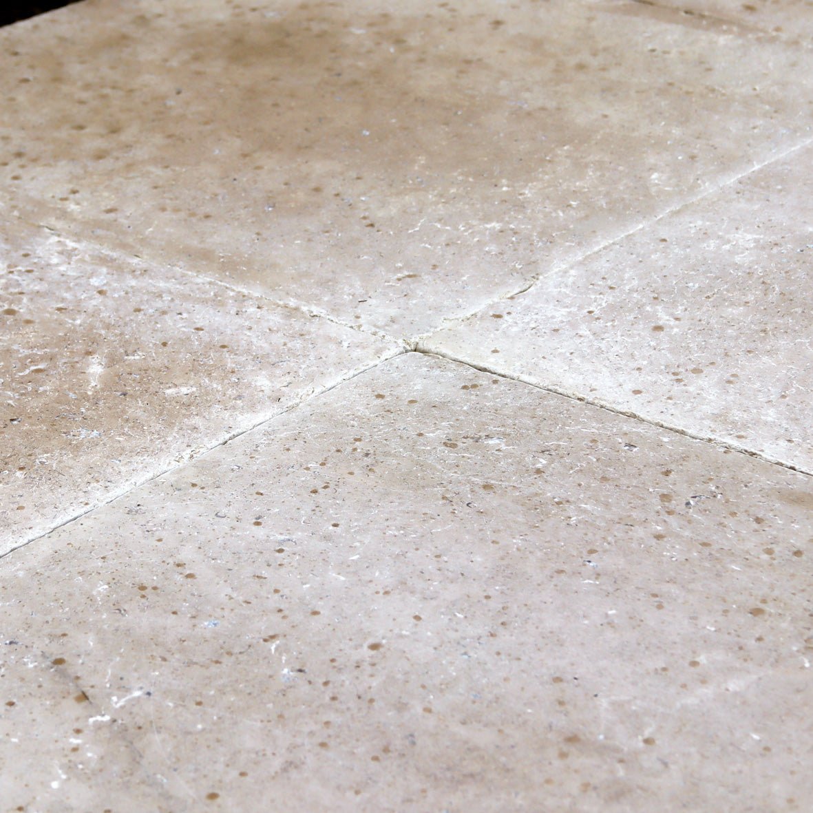 Muster aus Kalkstein-Terrassenplatten SINAI PEARL mit abwechslungsreichem Steindesign, ideal für Garten und Terrasse