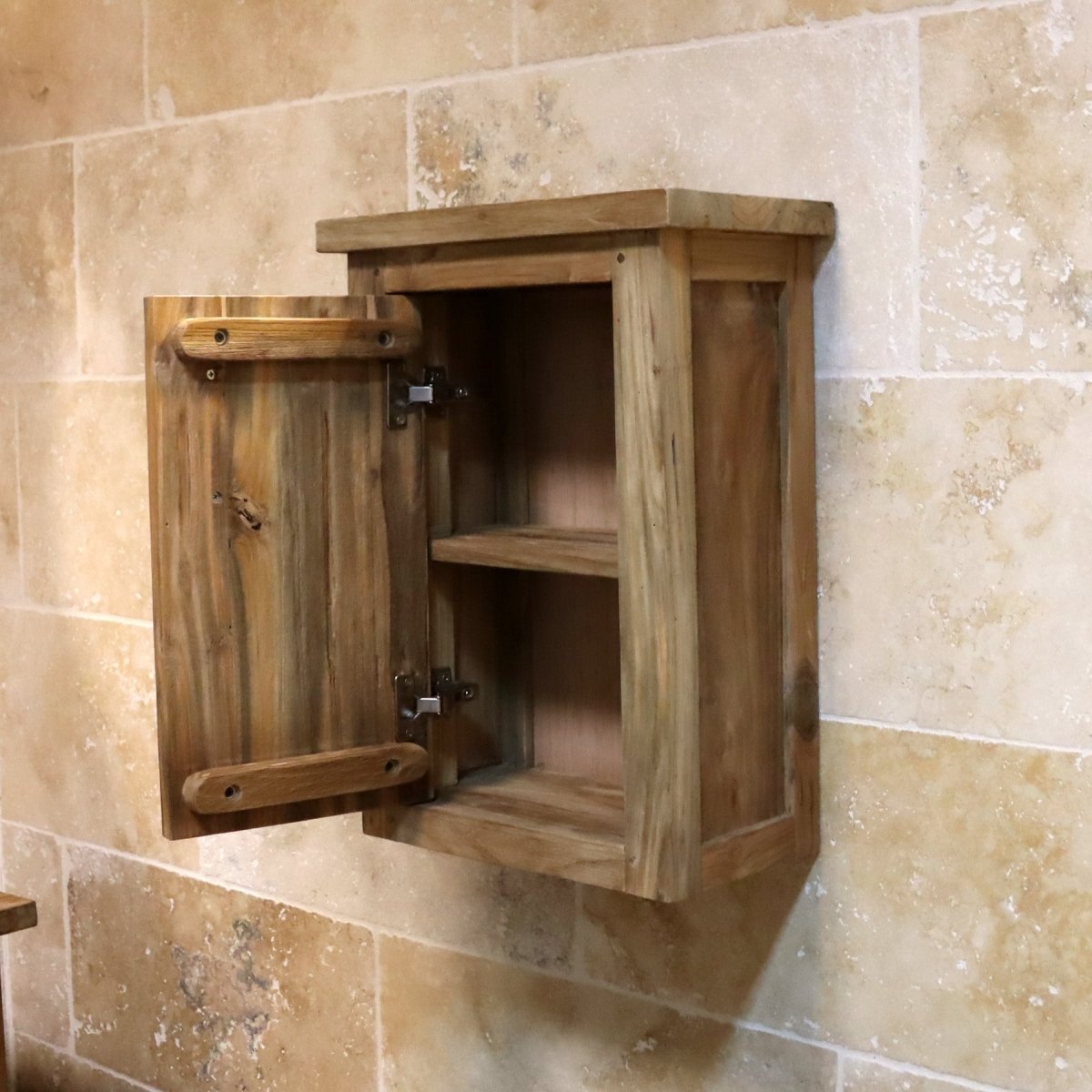 Kompakter Bad Hängeschrank aus recyceltem Teakholz, 41x23x58 cm, von Gamai, für moderne Badgestaltung.
