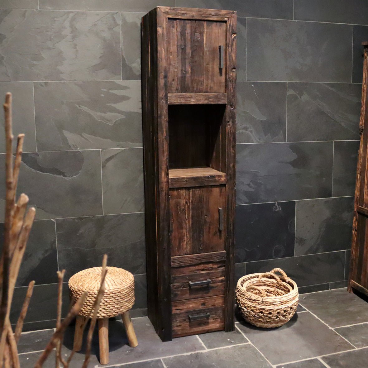 Massivholzzahnschrank für Bad aus Altholz, rustikale Eleganz, TAMAR Model 4, ideal für Badgestaltung, robustes Holzdesign