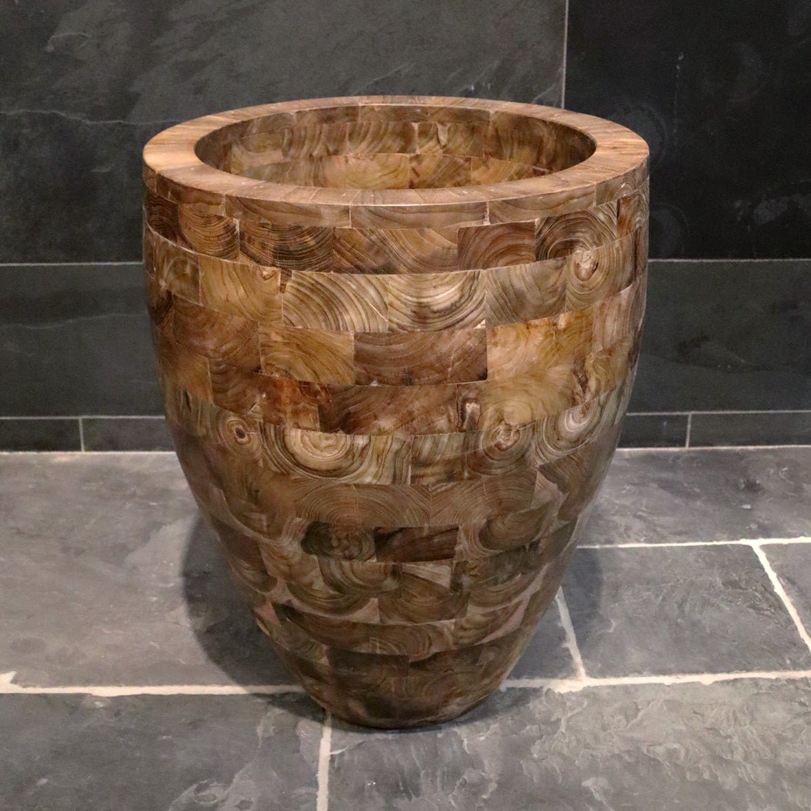 Handgemachte Badgestaltung aus recyceltem Teakholz, schlankes Design, Vase Marke, natürliche Holzoptik, umweltfreundlich und stilvoll