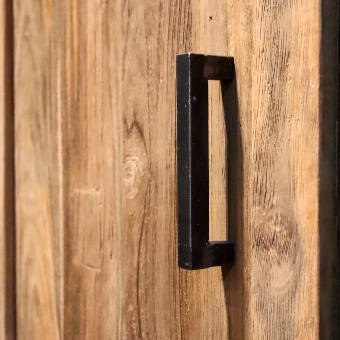 Massivholzzahlschrank für Bad aus Altholz, rustikale Eleganz, TAMAR Model 4, mit Türen und Stauraum für Badezimmer.