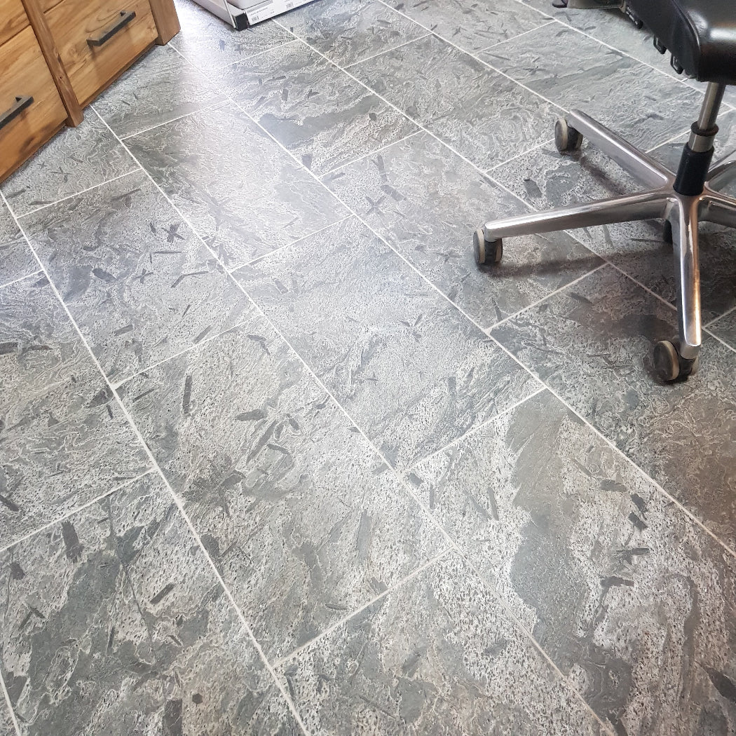 Geschliffene und gebürstete Quarzitfliesen in Silbergrau, Naturstein-Optik, von der Marke QUARZIT SILVER GREY, für Boden und Wand.