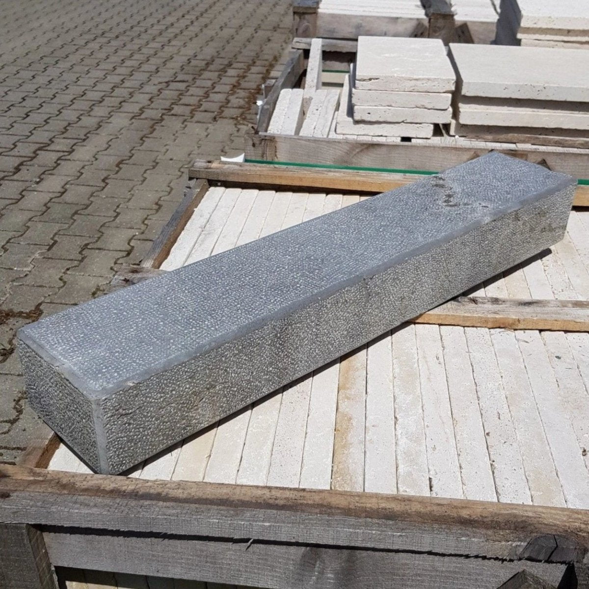 Vietnamesischer Blaustein Blockstufe aus Kalkstein, natürliche Terrassenplatte, robuste Naturstein-Blockstufe für Garten und Terrasse