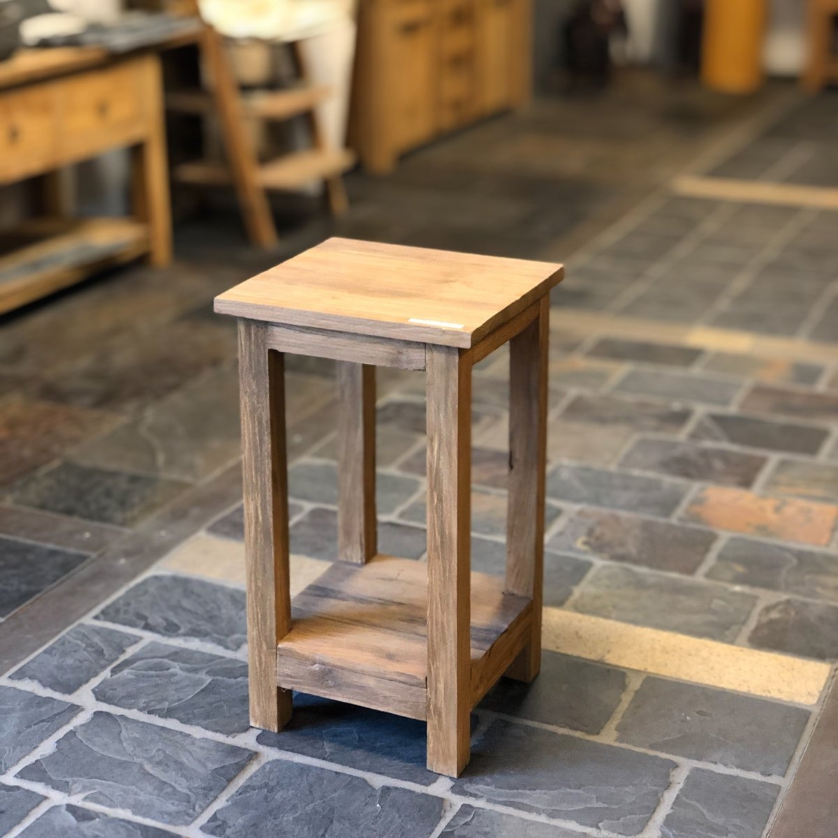 Teak Badezimmer-Unterschrank von Bantam aus Altholz, kompakte Badgestaltung, sichtbare Holzmaserung, modernes Design
