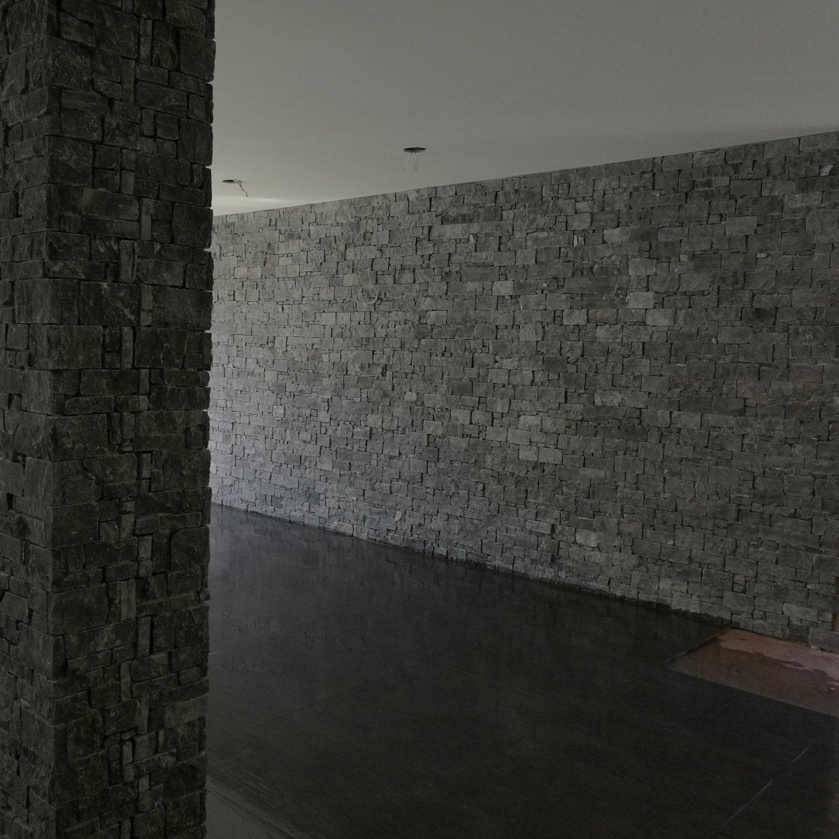 Schwarzer Rocks Verblender aus Kalkstein, Naturstein, für Wandgestaltung, detailreiche Oberfläche, hochwertiges Baumaterial