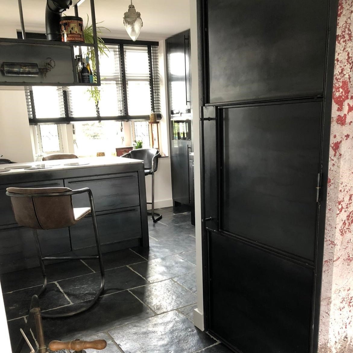 Chateau Noir Kalksteinfliesen aus Naturstein, elegante Fliesen mit natürlicher Maserung und warmen Erdtönen, perfekt für Böden und Wände