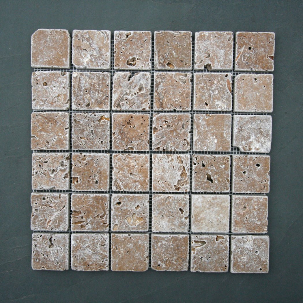 Naturstein Mosaikfliesen aus Travertin von WALNUSS NOCE, 4,8 x 4,8 cm, mit natürlicher Oberflächenstruktur.