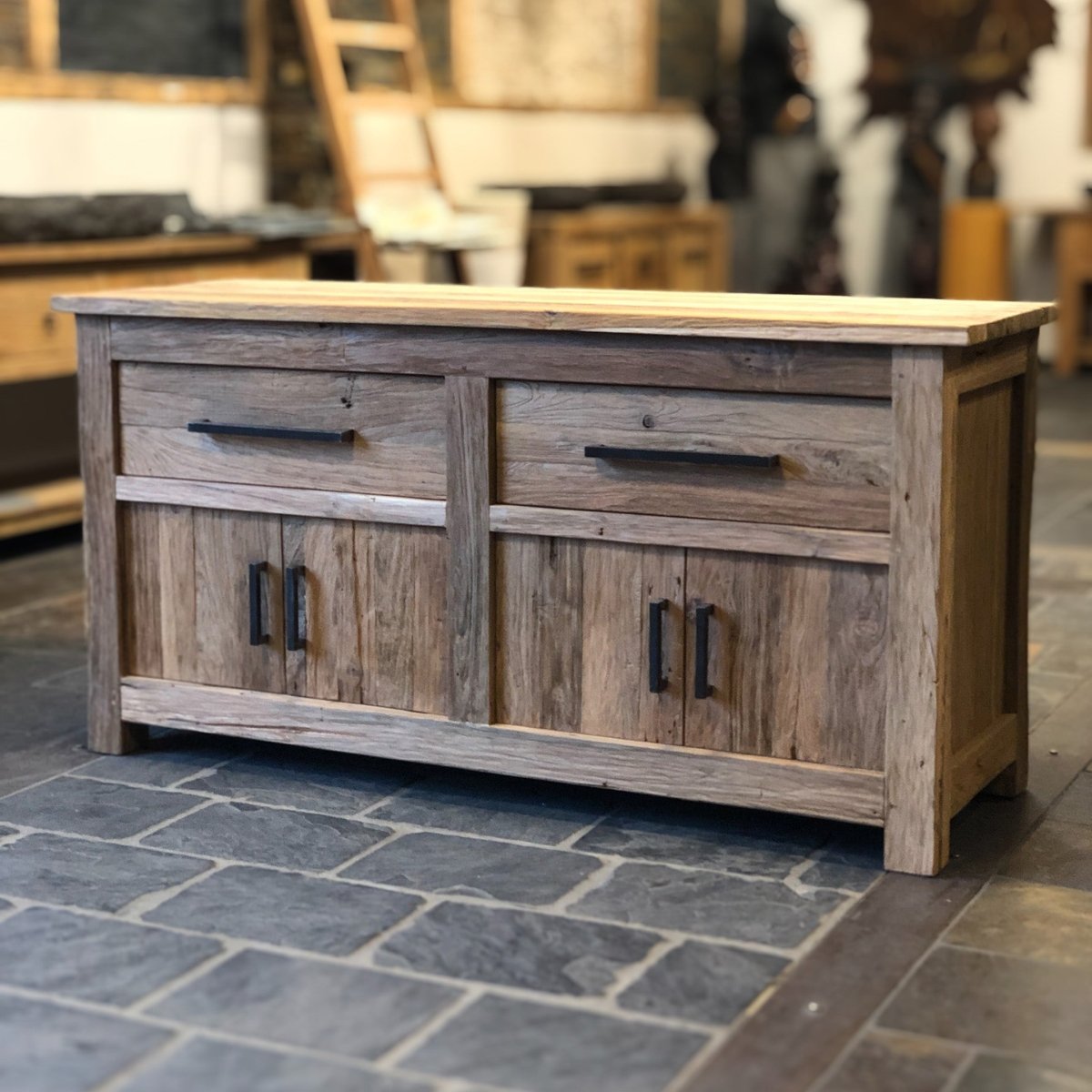 Rustikaler Bad-Unterschrank aus recyceltem Teakholz von RINCA, ideal für nachhaltige Badgestaltung mit natürlichem Look