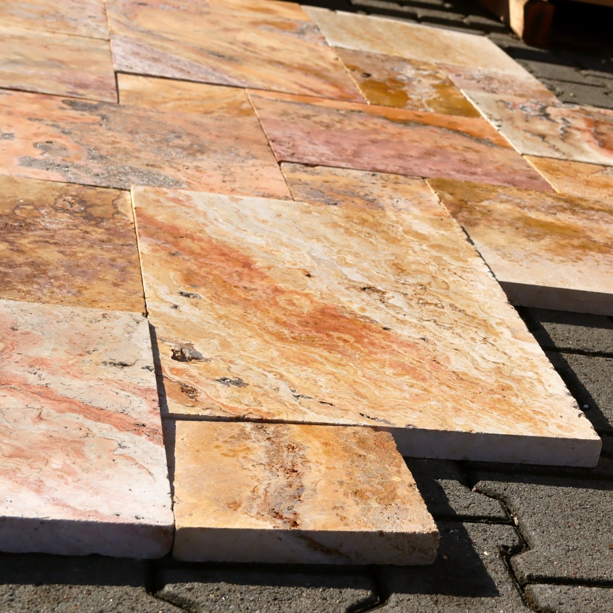 Naturstein-Terrassenplatten aus Travertin von SCABAS ANTIK GOLD, dekorative und robuste Terrassenplatten für den Außenbereich