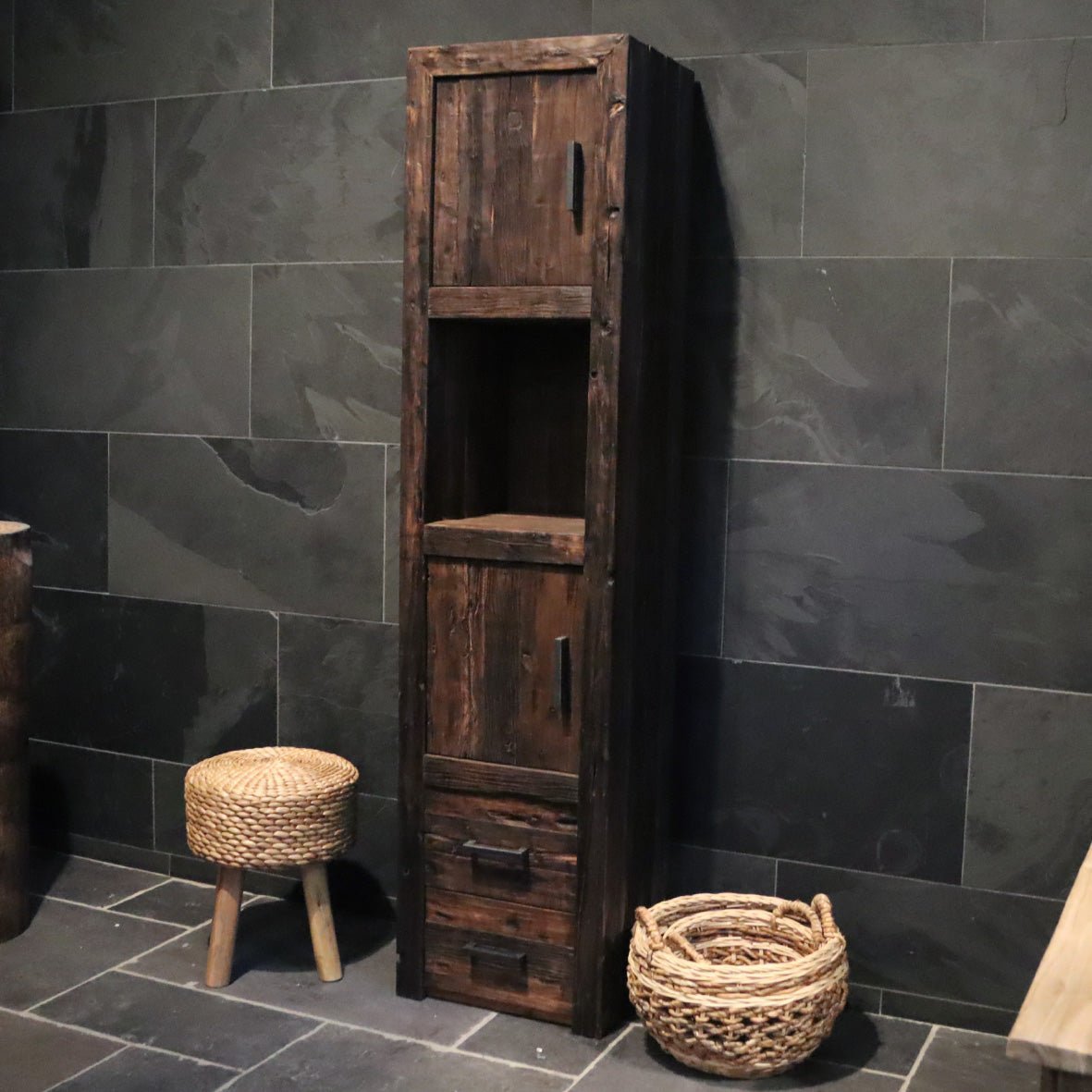 Massivholzzahlschrank für Bad von TAMAR, rustikale Eleganz aus Altholz, mit Türen und Stauraum, Modell 4