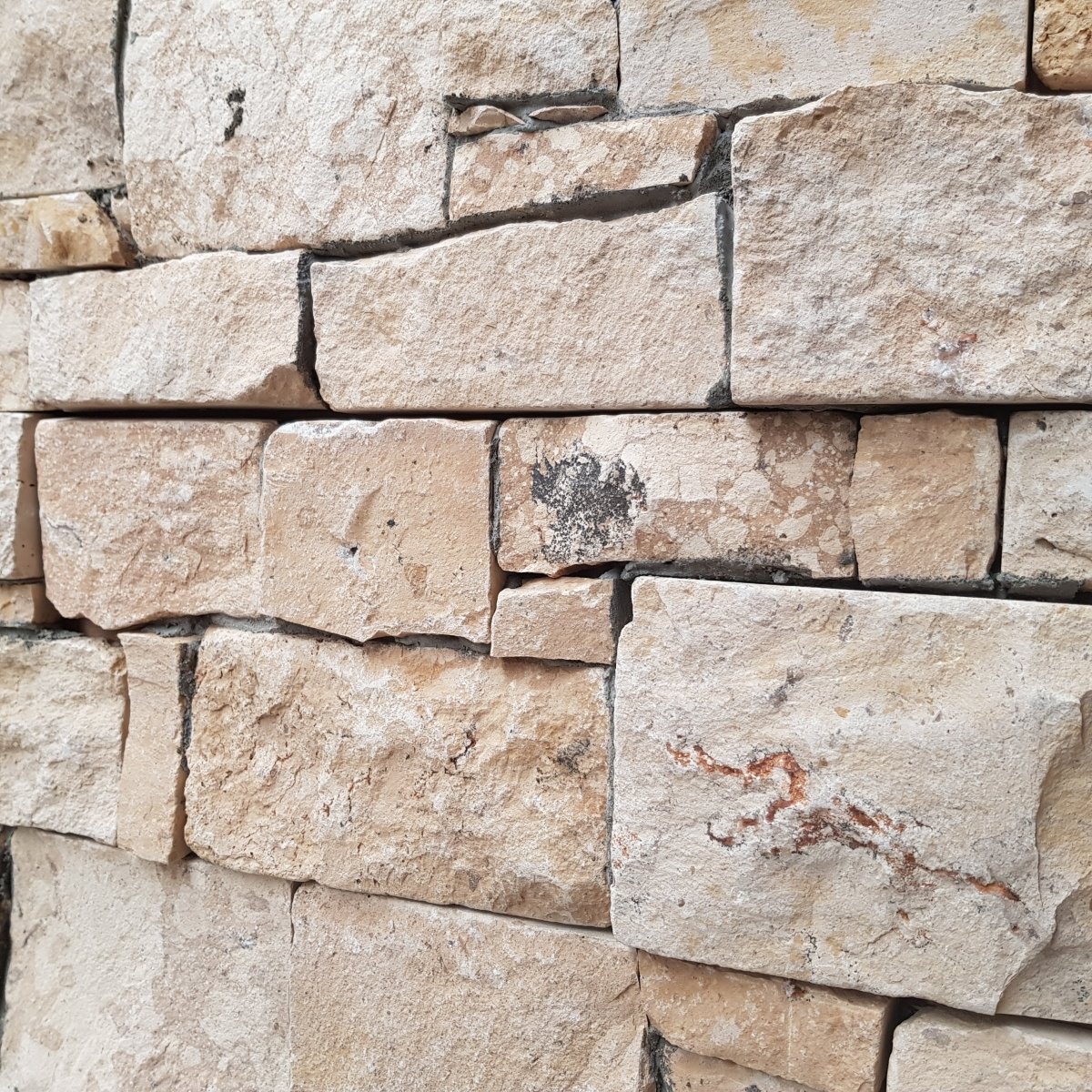 Muster Rocks Verblender aus Kalkstein in Beige, naturbelassene Steine für Wandverkleidung, Musterbild