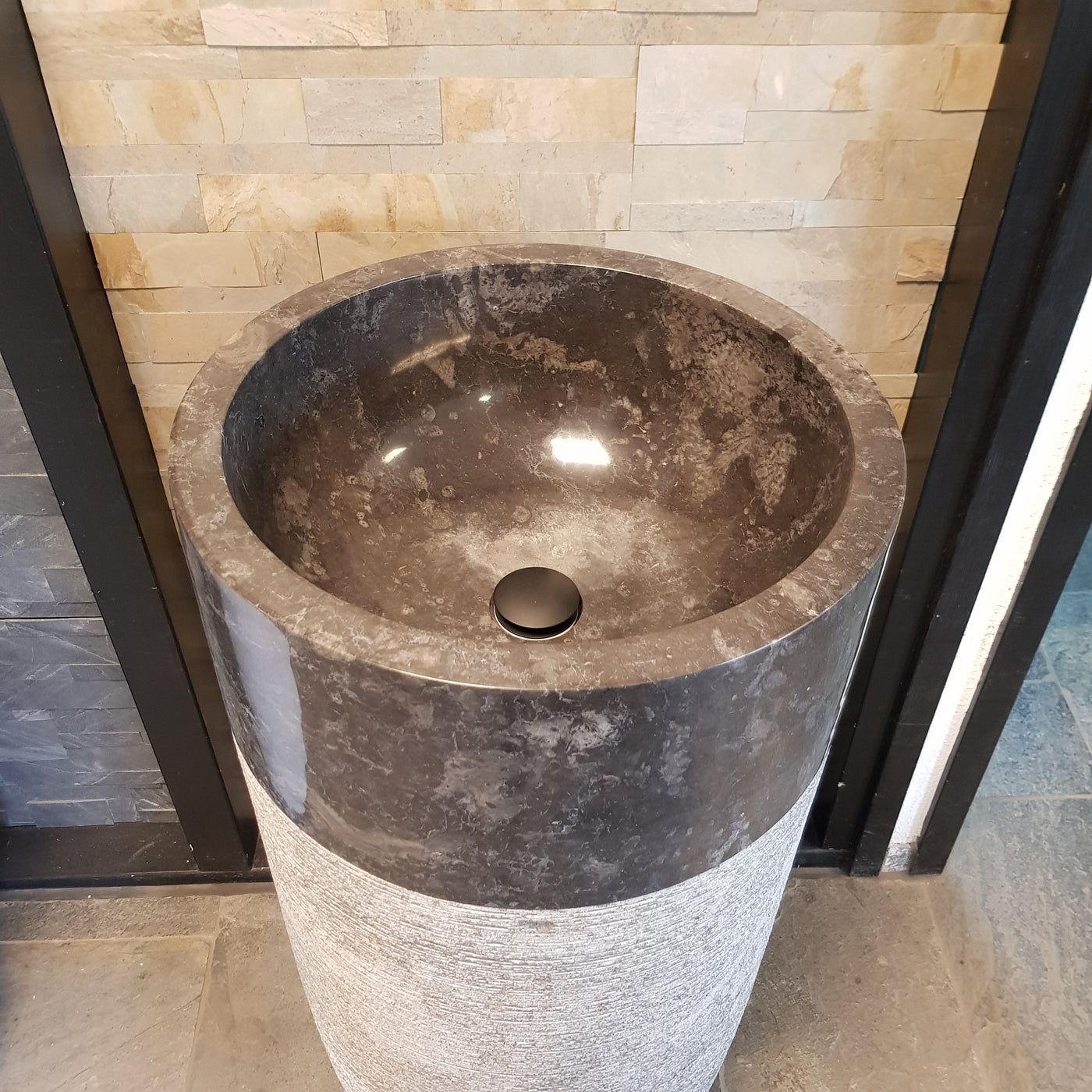 Graues und schwarzes Marmor-Standwaschbecken von Kreta, modernes Badgestaltungselement mit eleganter Oberfläche.