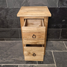 Recycelter Holz-Unterschrank von Bantam für Badgestaltung, kompakt und nachhaltig, mit Maßen 46x43x80cm.