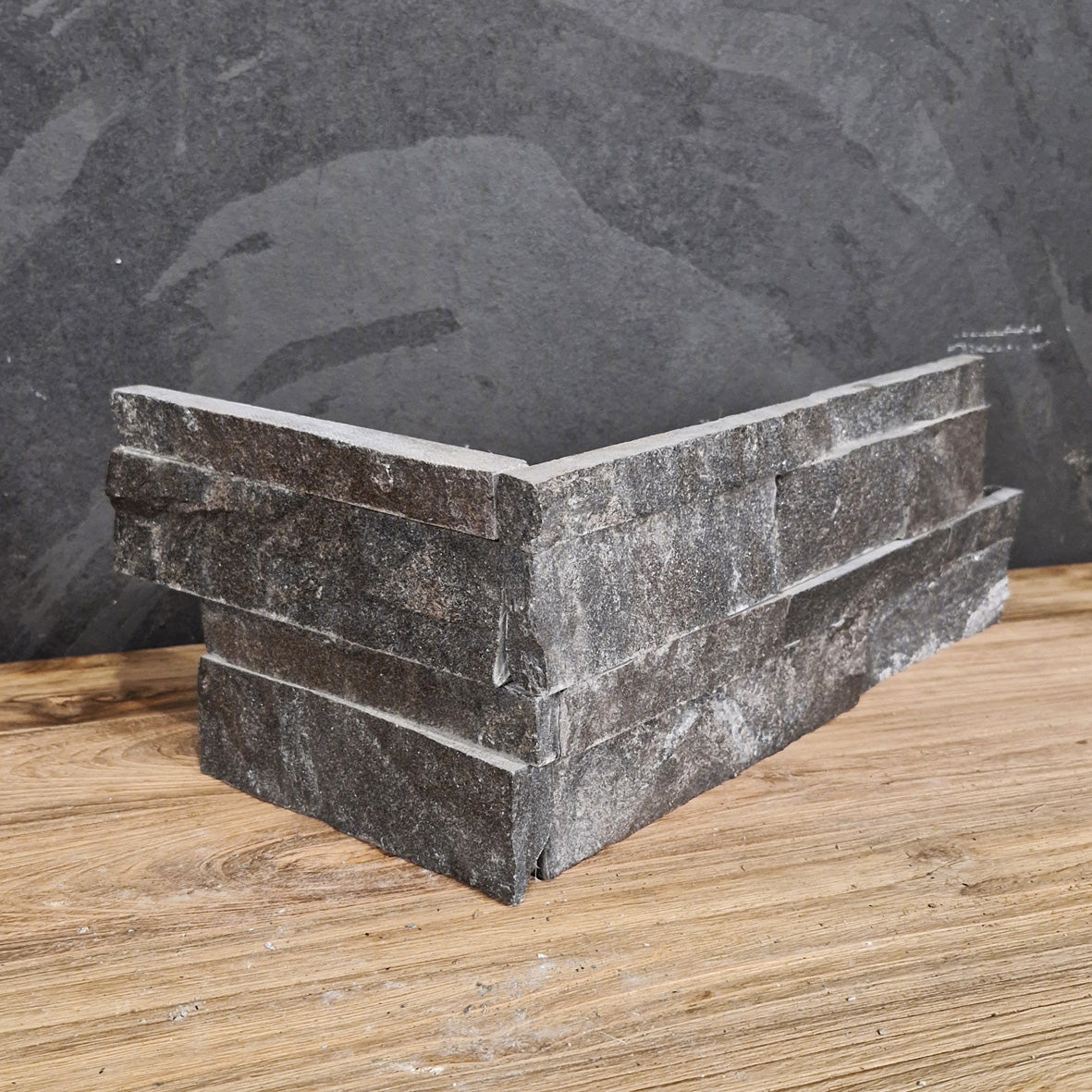 Schwarzer Quarzit Naturstein Verblender in Musterdesign, Ecke, für Wandgestaltung, von Muster.