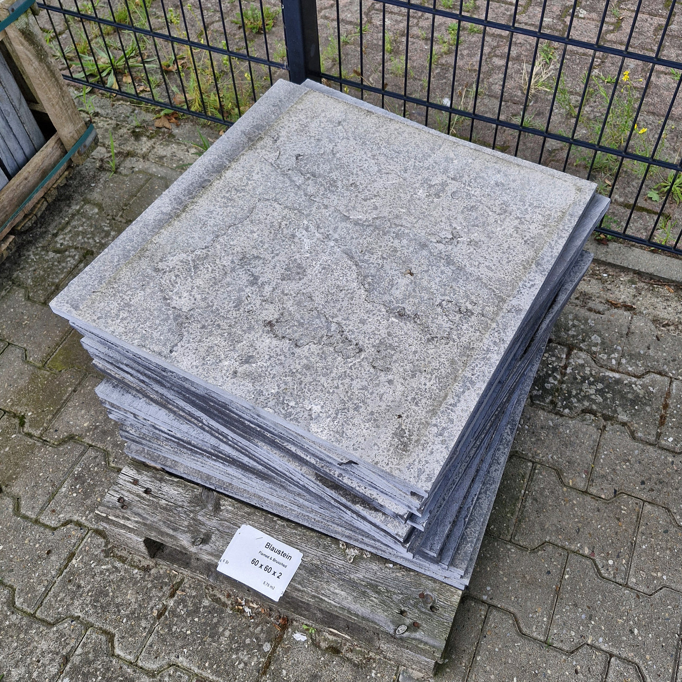 Blaustein Kalkstein Terrassenplatten, geflammt und gebürstet, quadratisch, 60x60x2,8 cm, Naturstein, Restposten