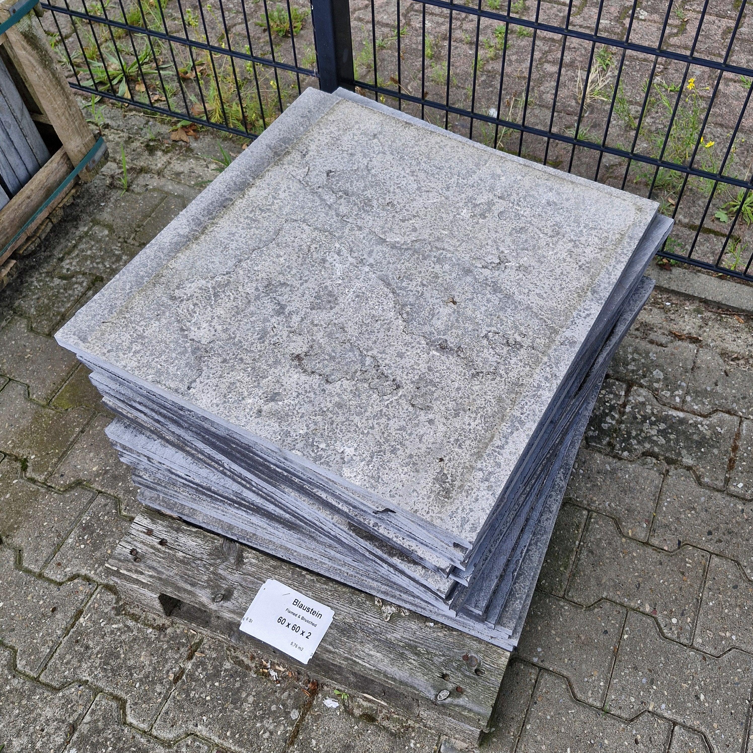 Blaustein Kalkstein Terrassenplatten, geflammt und gebürstet, quadratisch, 60x60x2,8 cm, Naturstein, Restposten