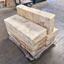Sandstein Mint Blockstufen in Beige, Kantsteine aus Naturstein, Maße 100 x 35 x 16 cm, für Wege und Terrassen.
