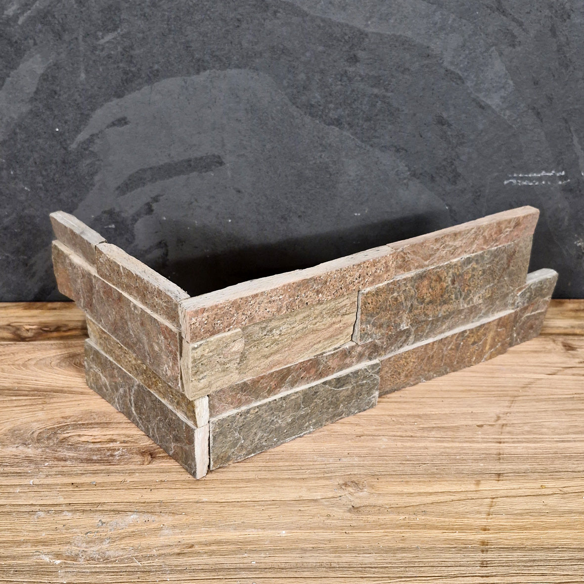 Naturstein Verblender Muster aus Quarzit Copper mit Eckdesign, natürliche Textur und warmes Kupferfarben-Design.
